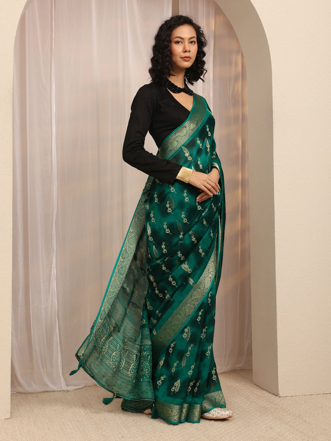 Green Floral Printed Silk Blend Saree With Unstitched Blouse Piece
