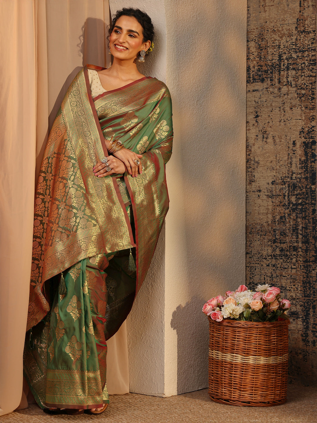 Green Floral Woven Design Silk Blend Saree With Unstitched Blouse Piece