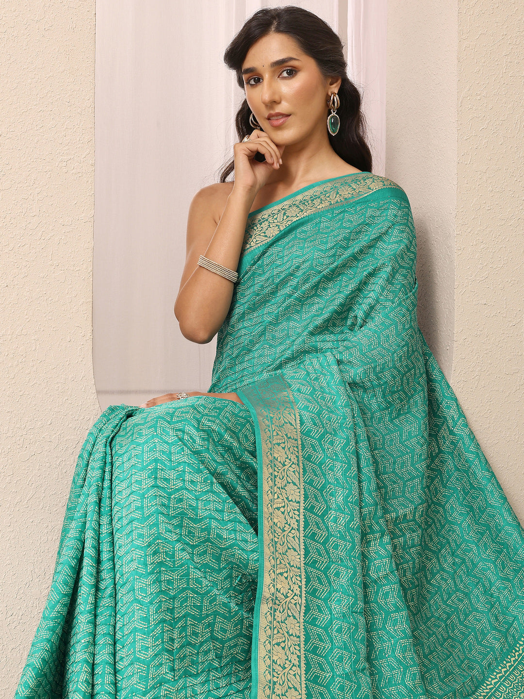 Green Geometric Printed Silk Blend Saree With Unstitched Blouse Piece