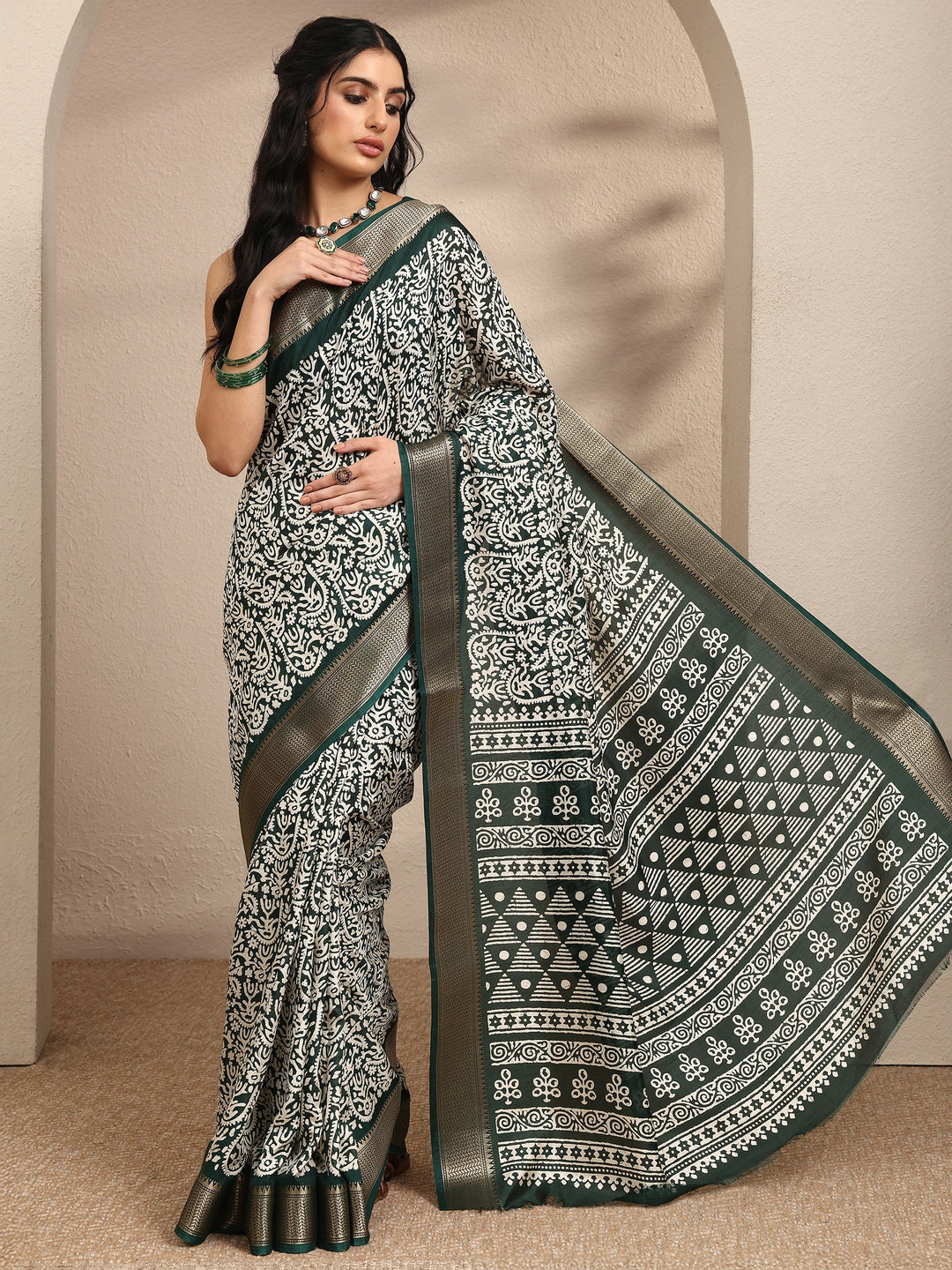 Green Printed Silk Blend Saree With Unstitched Blouse Piece
