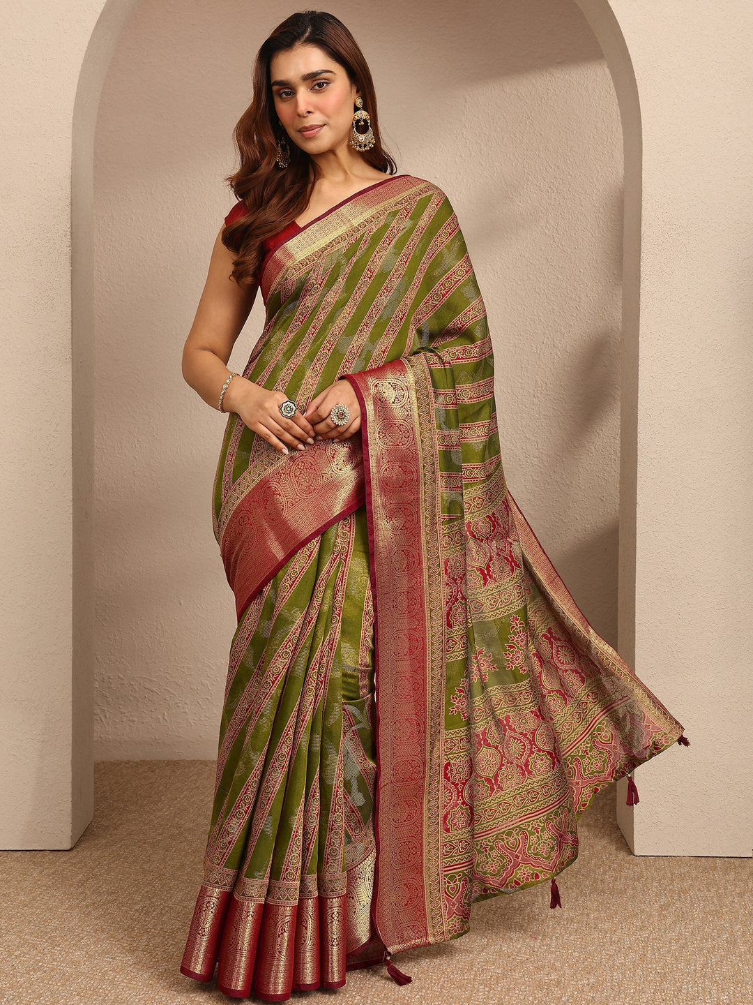 Green Printed Silk Blend Saree With Unstitched Blouse Piece