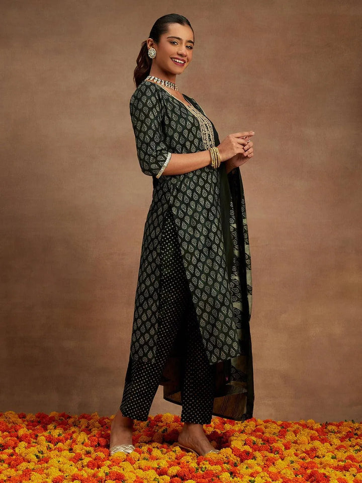 Green Printed Silk Blend Straight Kurta With Trousers & Dupatta - Libas