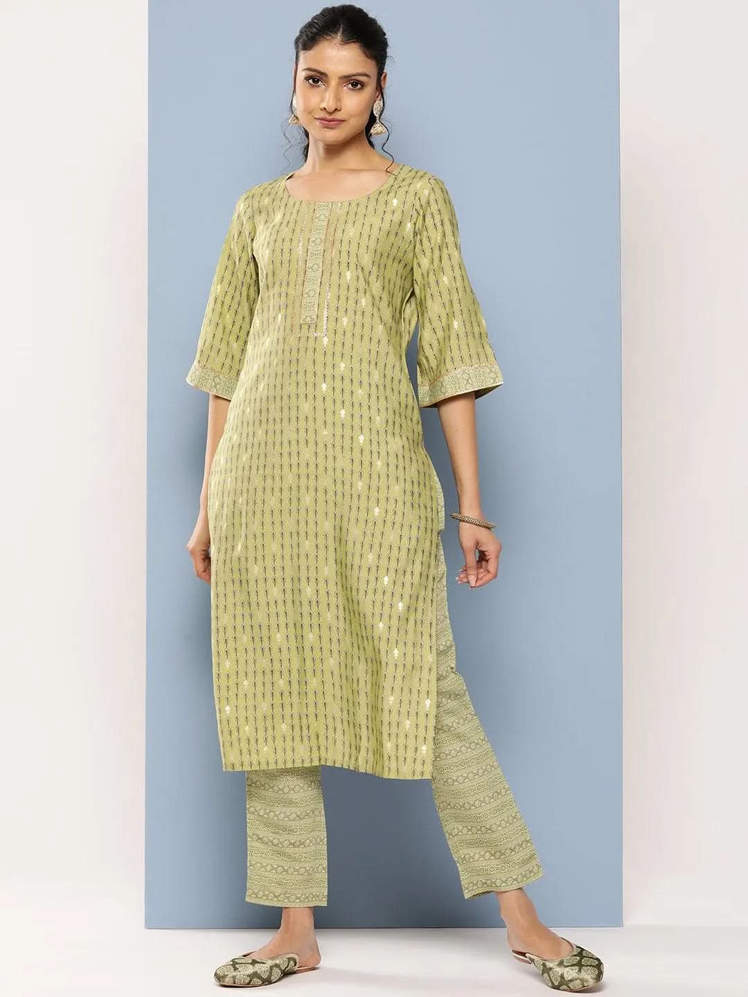 

Green Printed Silk Blend Straight Kurta With Trousers