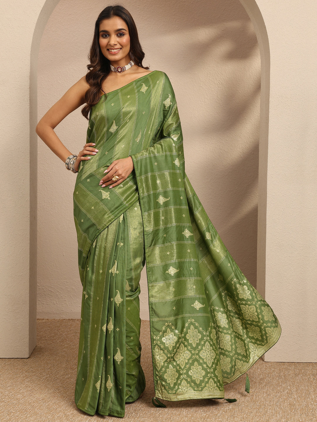 Green Woven Design Banarsi Silk Blend Saree With Unstitched Blouse Piece