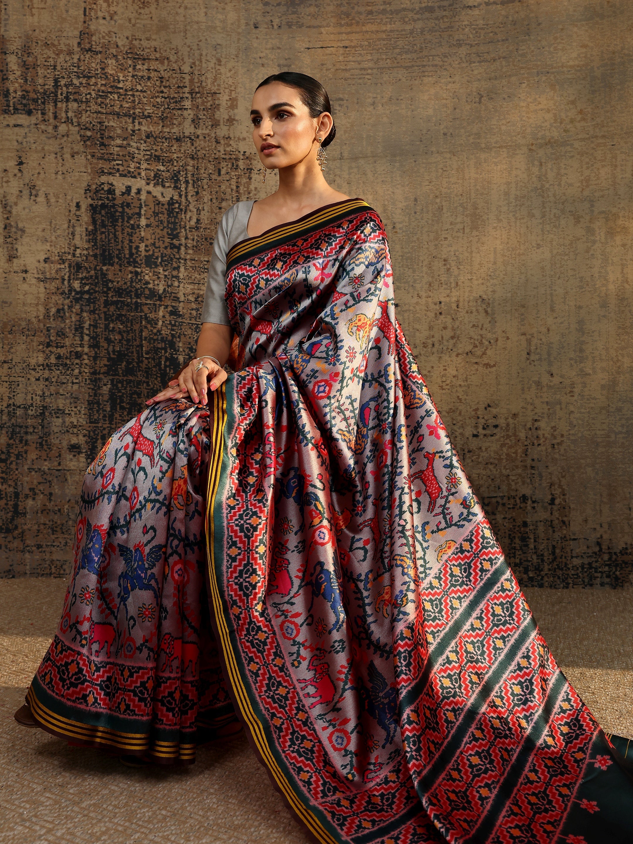 Grey Abstract Printed Silk Saree With Unstitched Blouse Piece-image-3