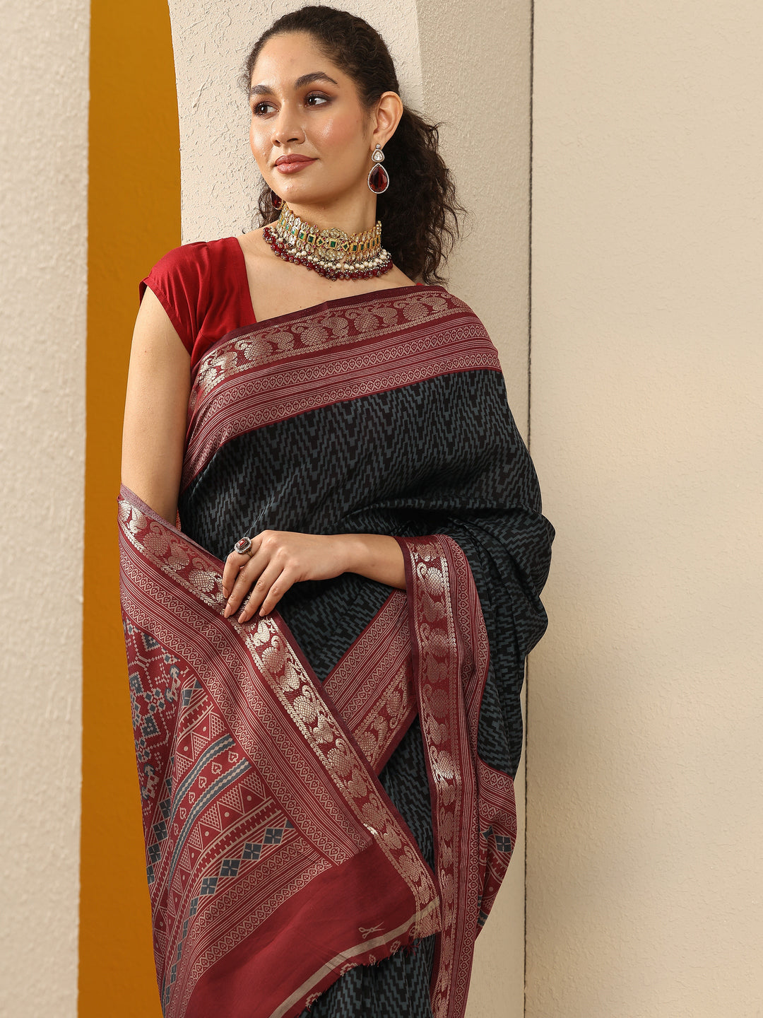Grey Chevron Printed Silk Blend Saree With Unstitched Blouse Piece
