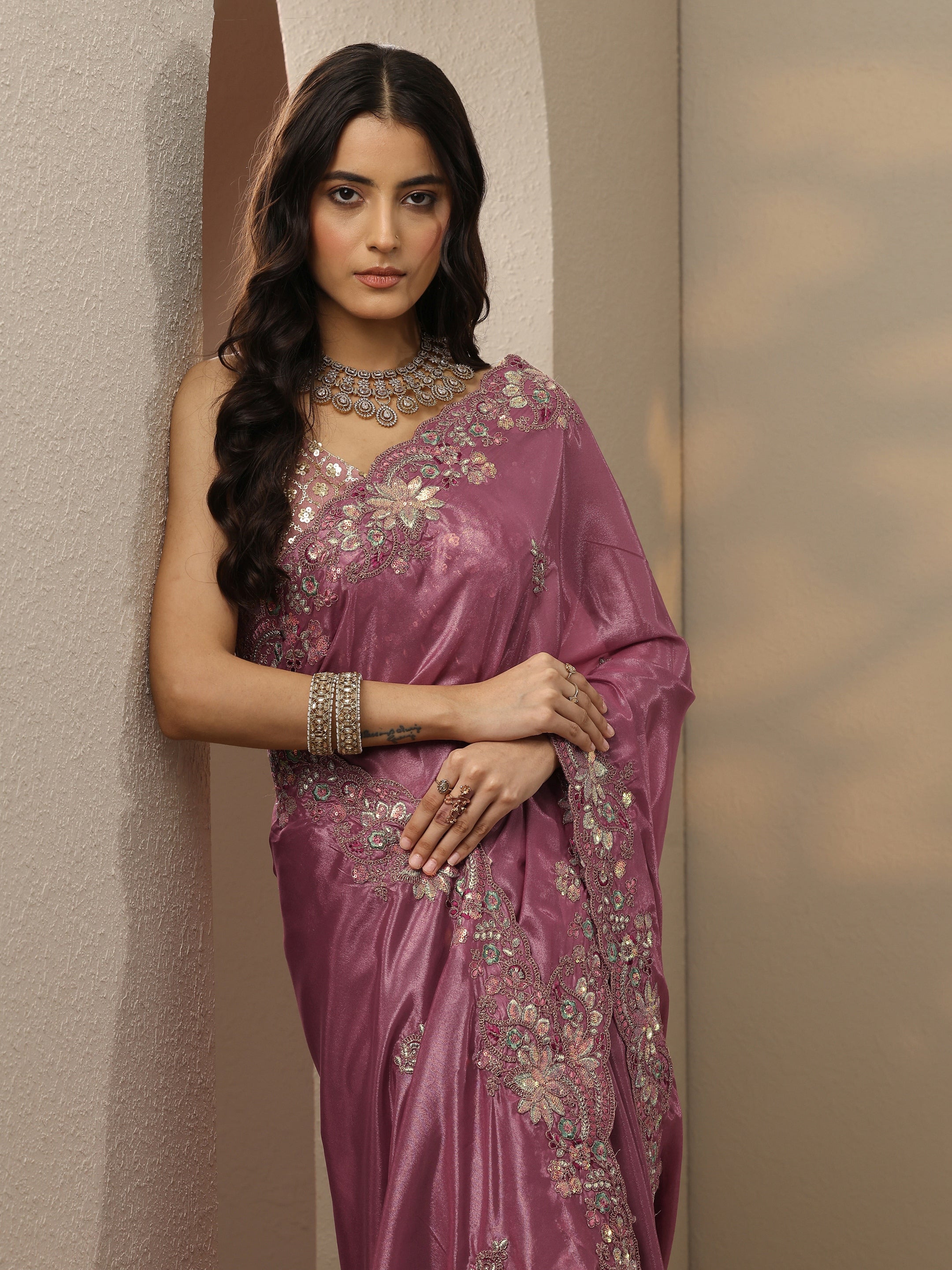 Mauve Embroidered Silk Blend Saree With Unstitched Blouse Piece-image-24