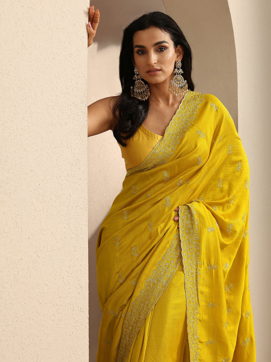 Mustard Embellished Silk Blend Saree With Unstitched Blouse Piece