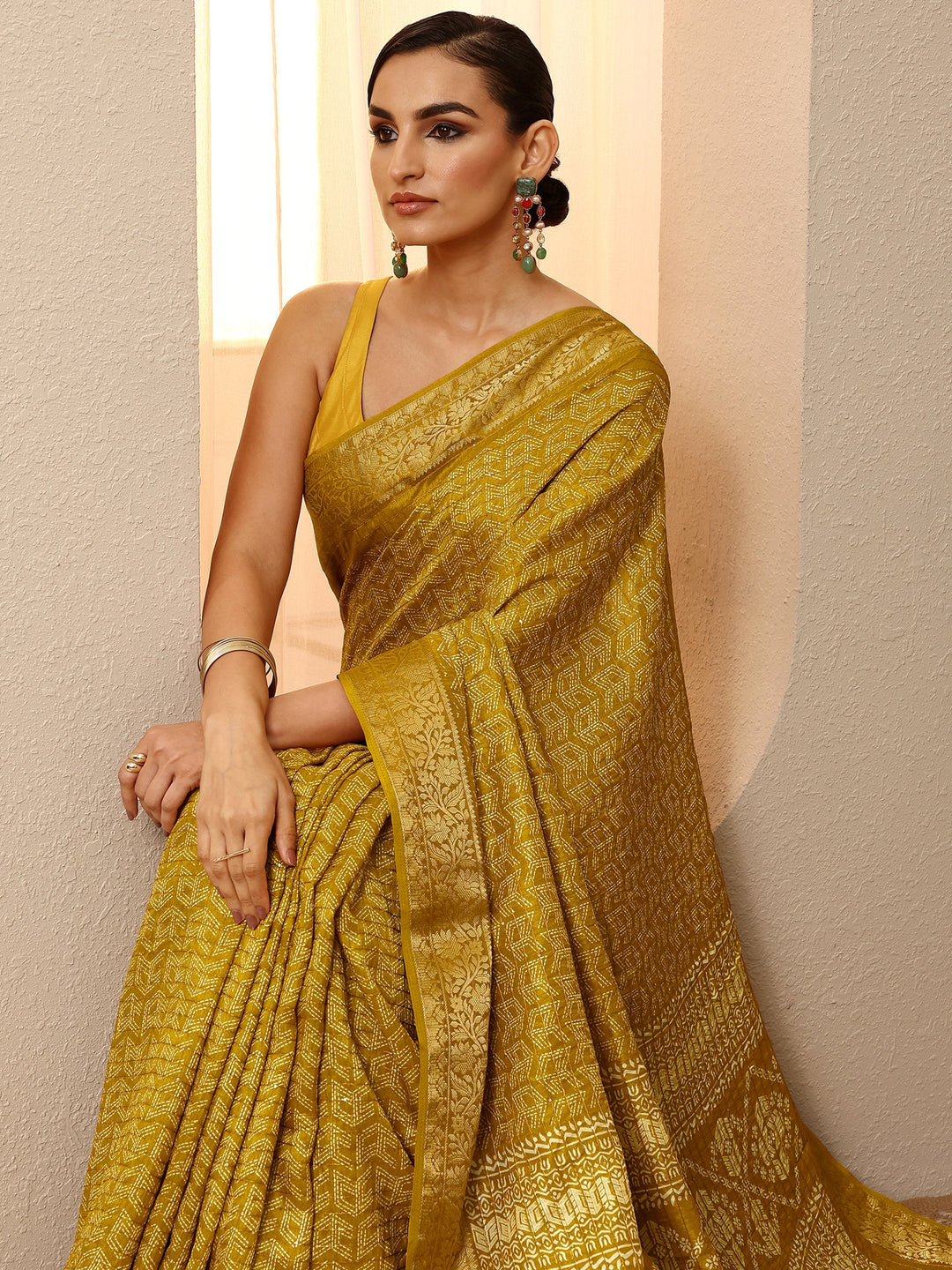 Mustard Geometric Printed Silk Blend Saree With Unstitched Blouse Piece