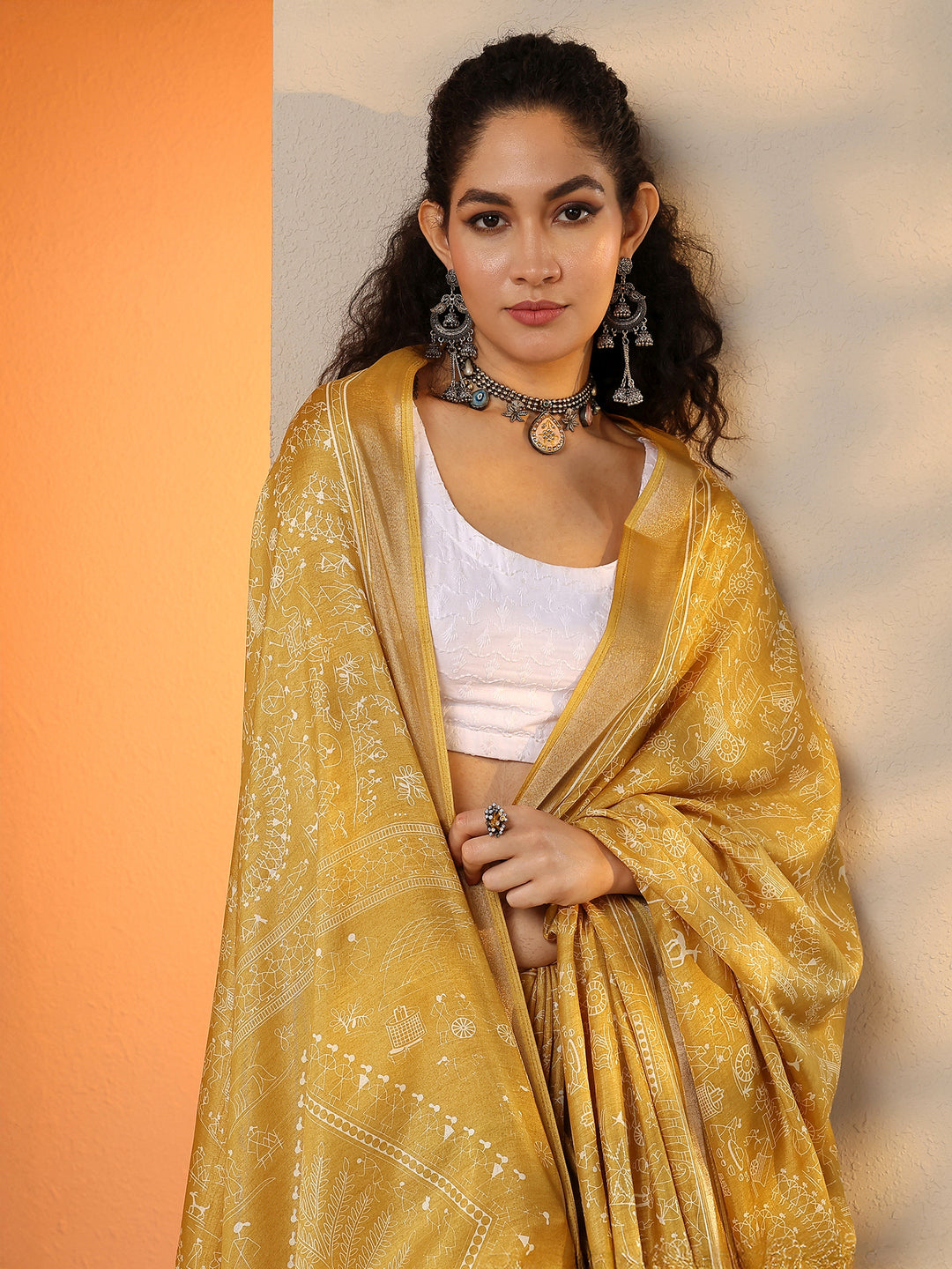Mustard Printed Silk Blend Saree With Unstitched Blouse Piece