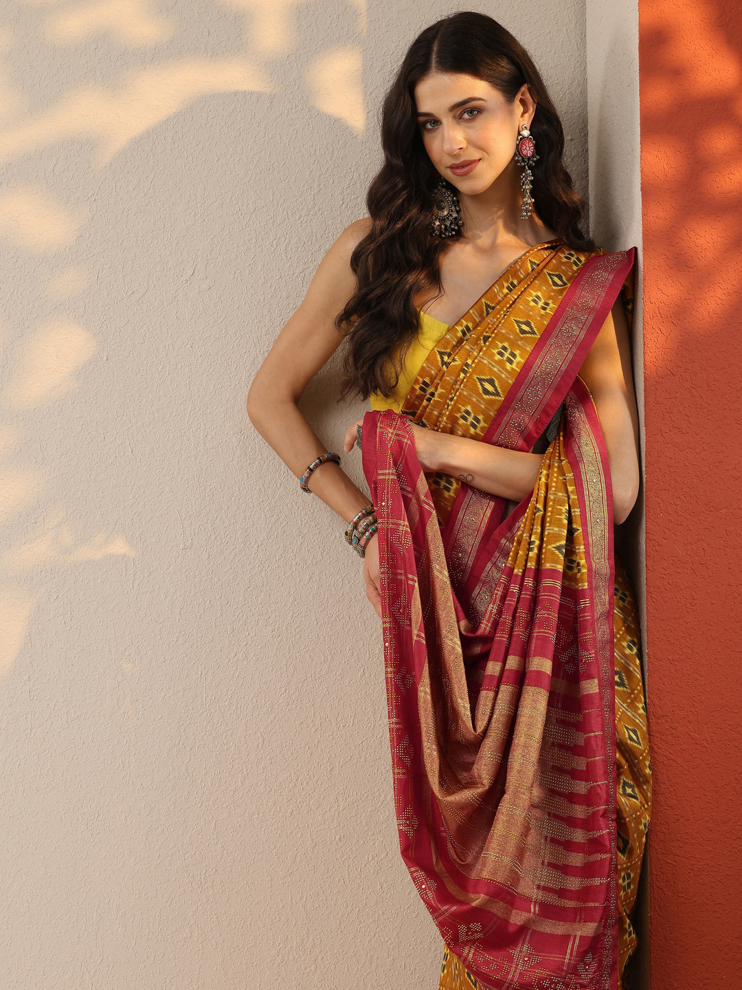 Mustard Printed Silk Blend Saree With Unstitched Blouse Piece
