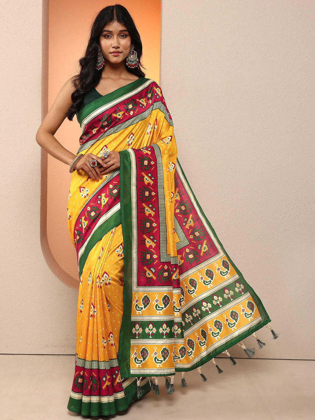 Mustard Printed Silk Blend Saree With Unstitched Blouse Piece