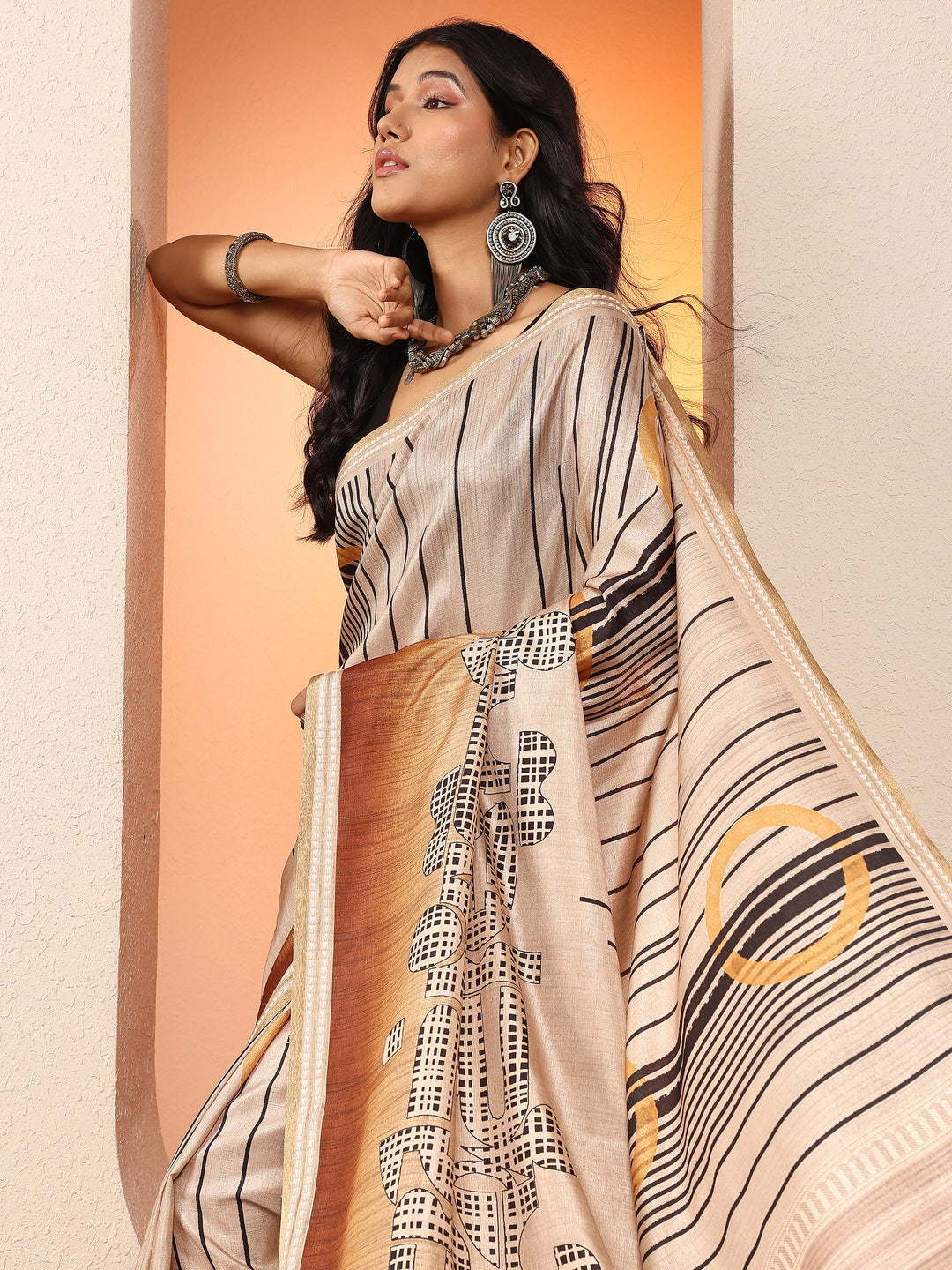 Mustard Printed Silk Blend Saree With Unstitched Blouse Piece