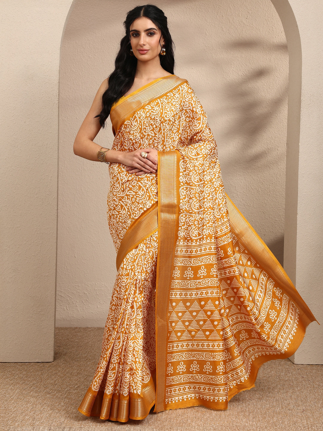 Mustard Printed Silk Blend Saree With Unstitched Blouse Piece