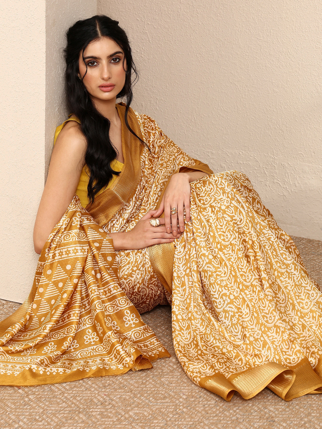 Mustard Printed Silk Blend Saree With Unstitched Blouse Piece