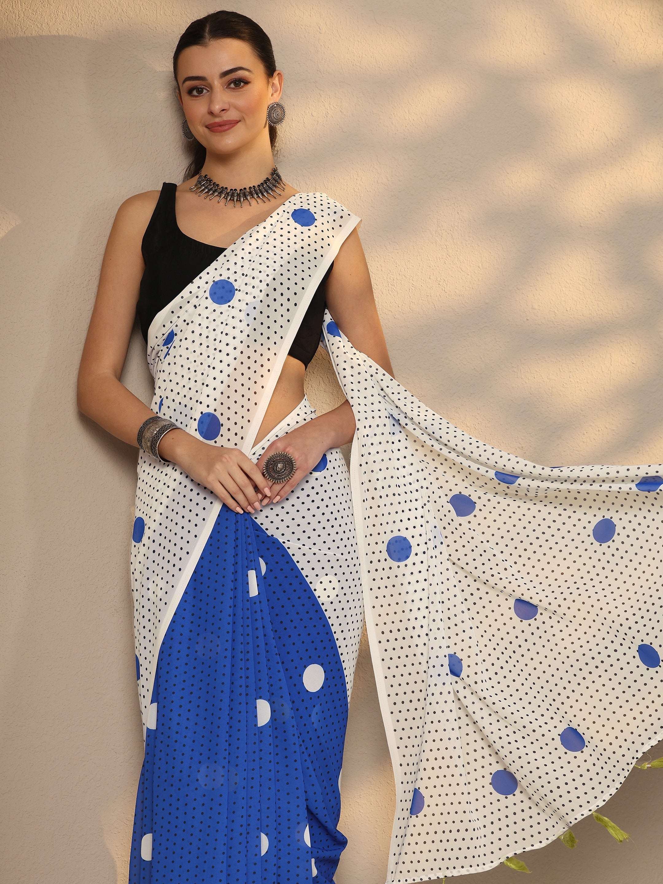 Off White Geometric Printed Georgette Saree With Unstitched Blouse Piece-image-18