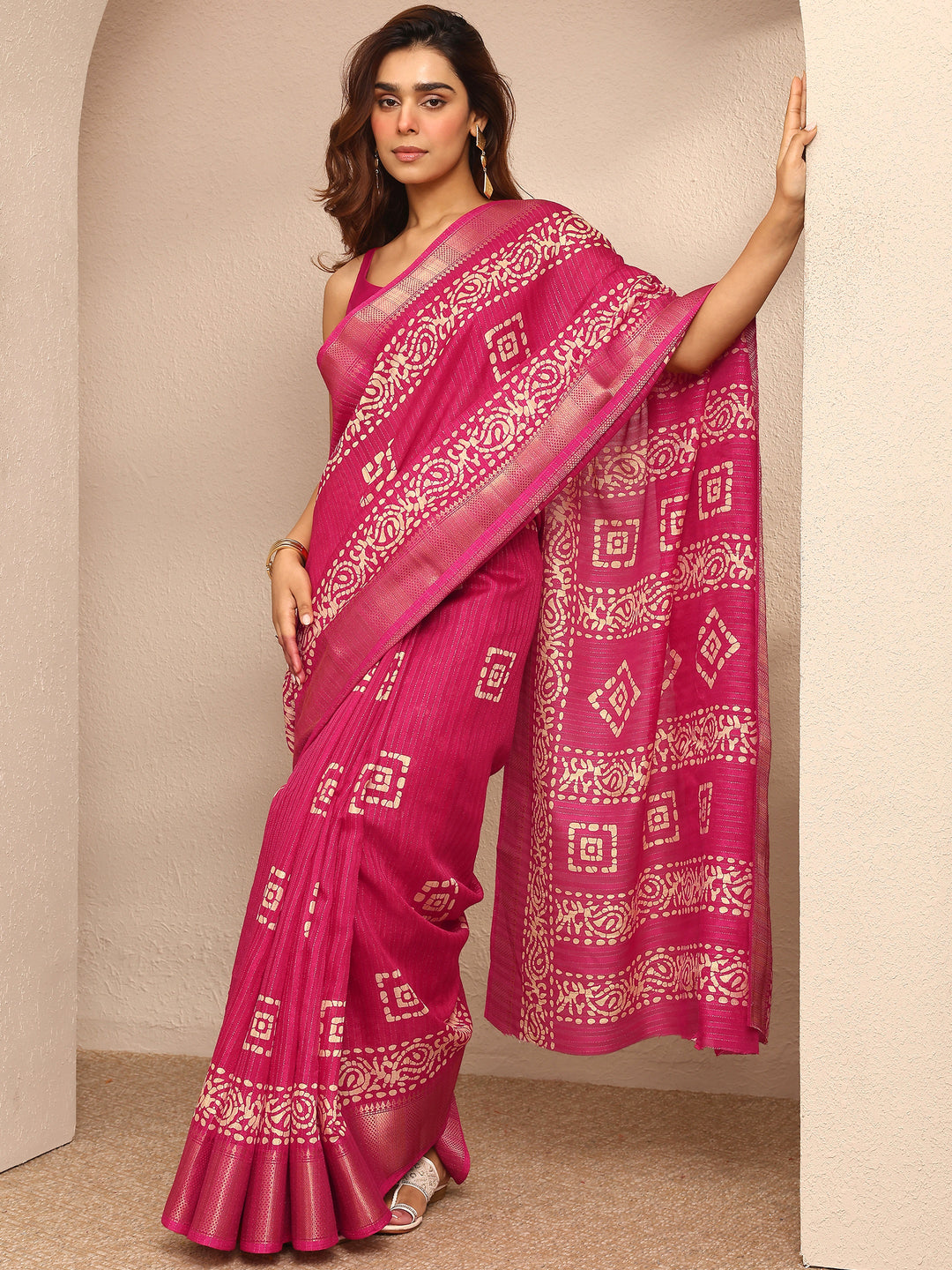 Pink Geometric Printed Silk Blend Saree With Unstitched Blouse Piece