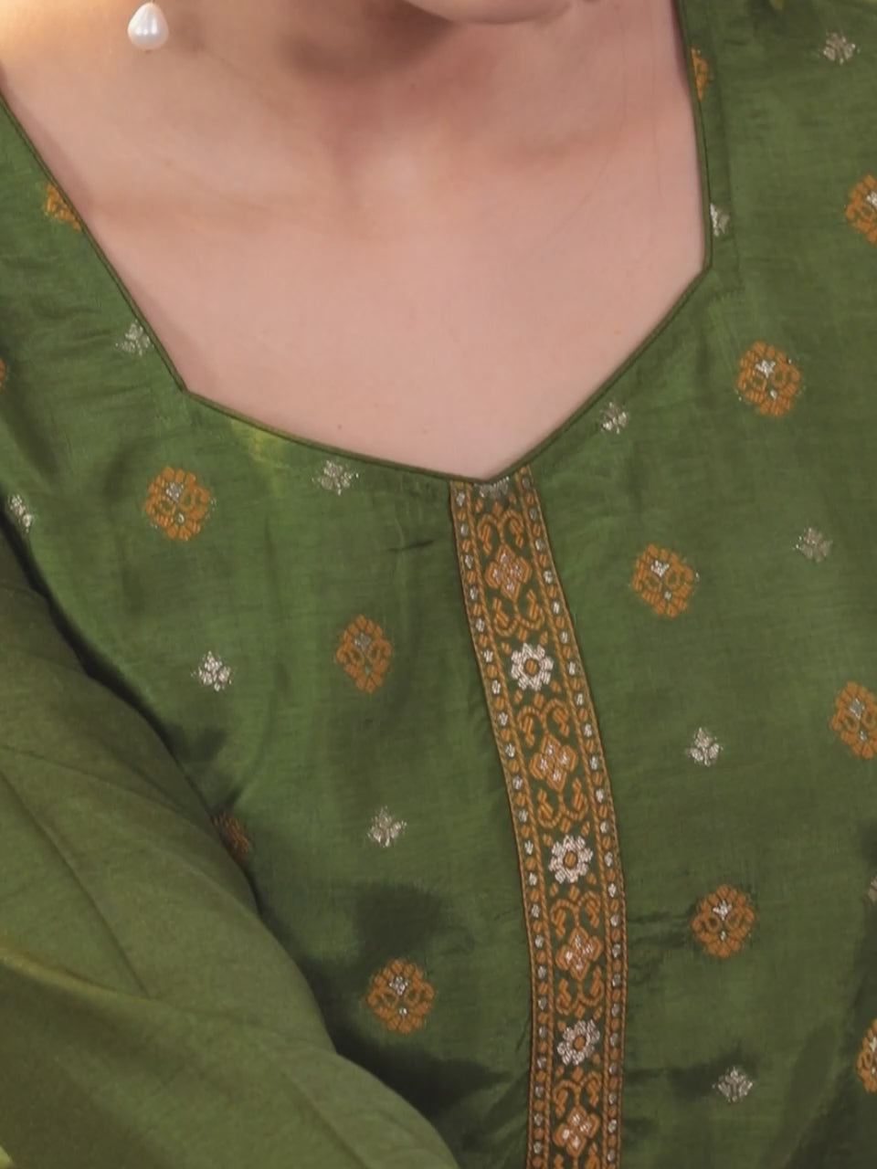  Green Self Design Silk Blend Straight Kurta With Trousers & Dupatta 