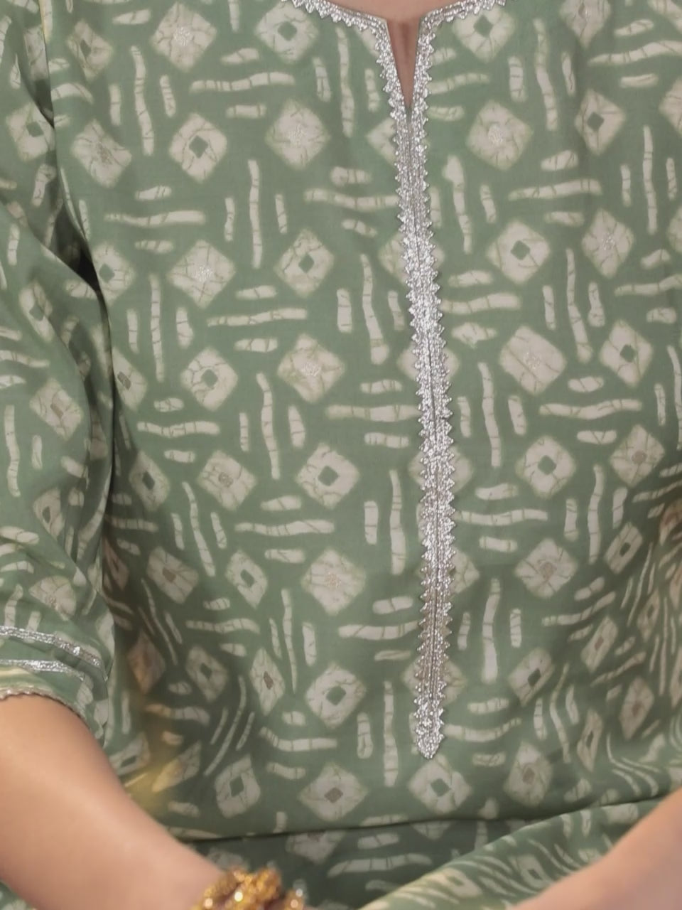  Green Printed Silk Blend Straight Kurta With Trousers & Dupatta 
