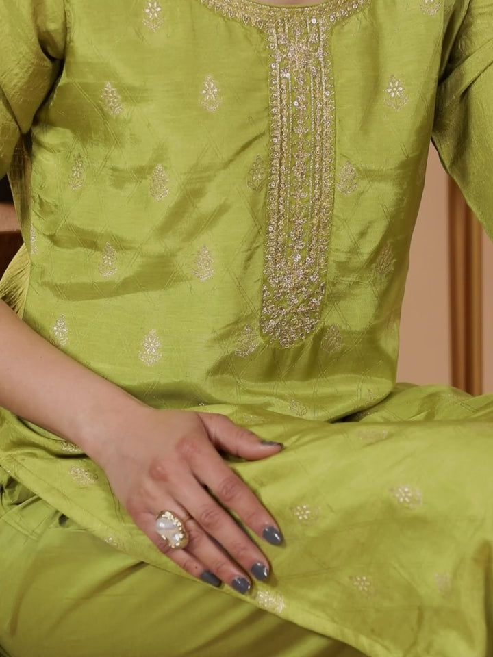 Green Embroidered Silk Blend Straight Kurta With Trousers & Dupatta