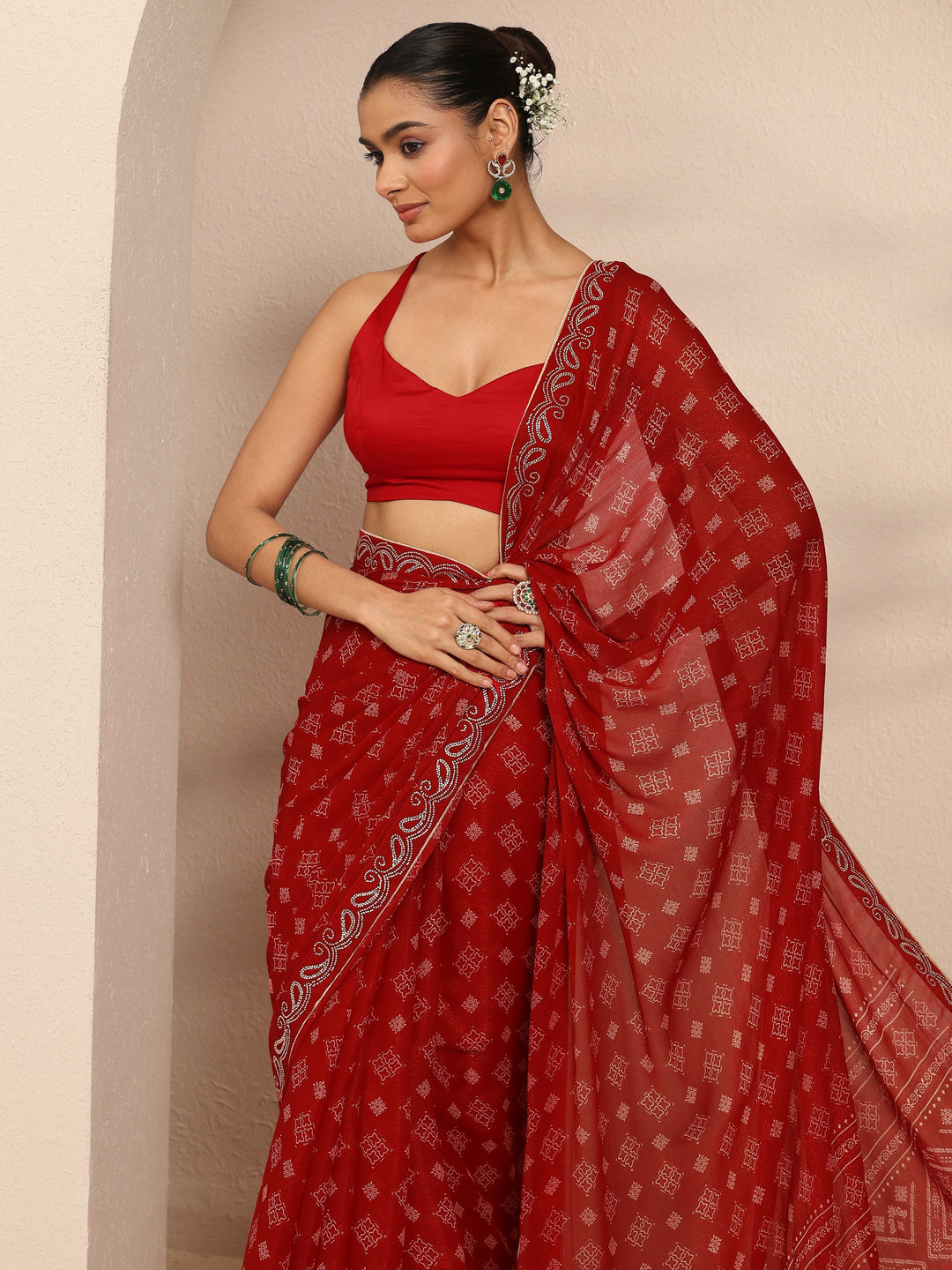 Red Ethnic Motifs Printed Silk Blend Saree With Unstitched Blouse Piece