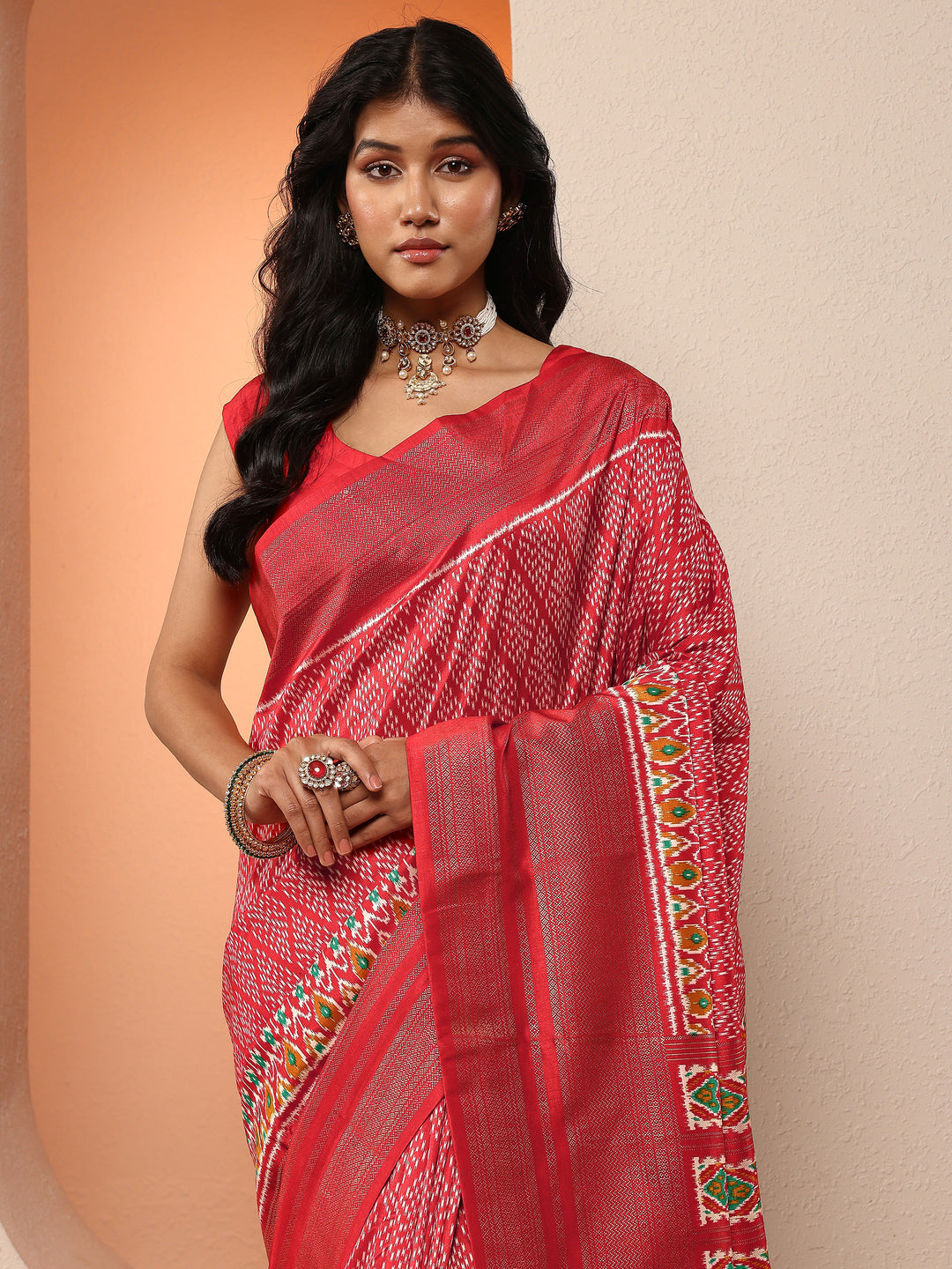 Red Geometric Printed Silk Blend Saree With Unstitched Blouse Piece