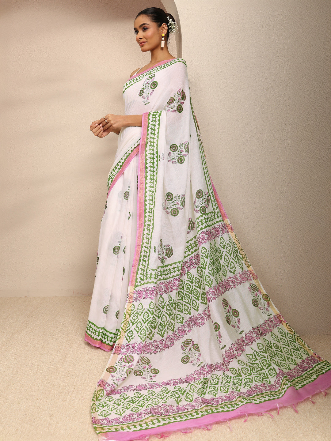 White Floral Printed Cotton Blend Saree With Unstitched Blouse Piece