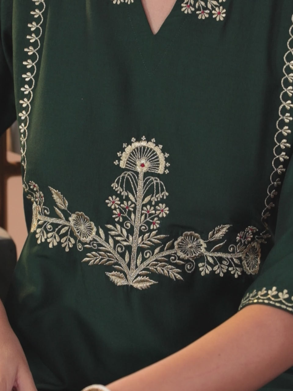 Green Embroidered Silk Blend Straight Kurta With Dupatta